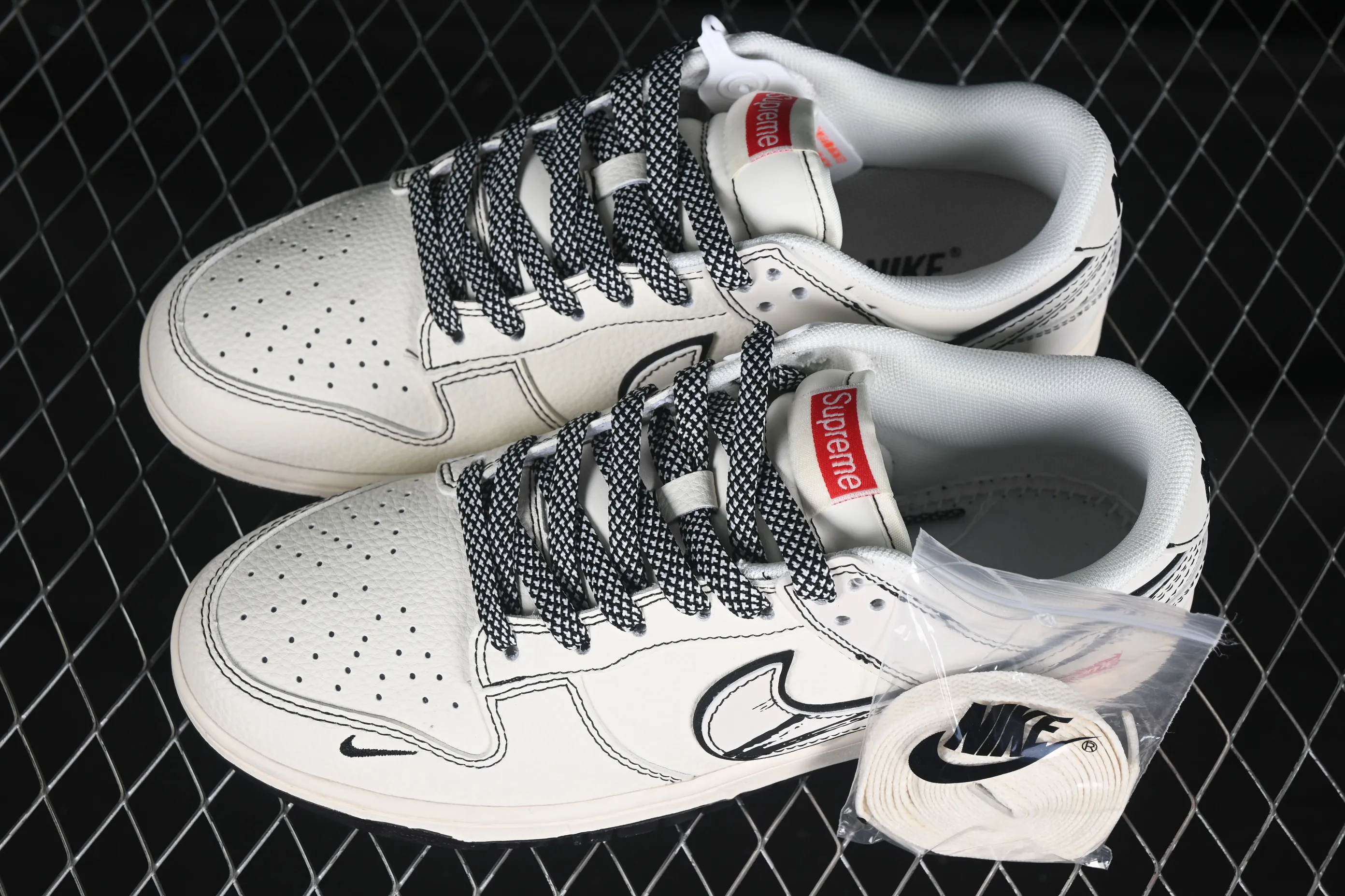 All Categories Nk SB Dunk Series Nk SB Dunk Low High-end Customized Low-top Shoes Nike SB Dunk Low Supreme Co-branded Graffiti Black Line Anniversary High-end Customized Low-top Casual Shoes JJ2508-560